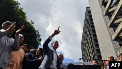 Al grito de “Maduro dictador” y “Guaidó presidente” miles de opositores se concentraron frente a las oficinas del Programa de las Naciones Unidas para el Desarrollo, en el este de Caracas.