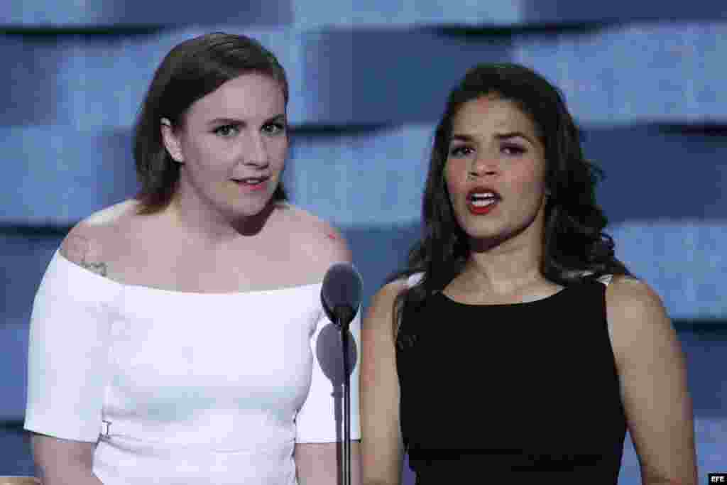 Las actrices estadounidenses America Ferrera (d) y Lena Dunham (i) hablan en el segundo día de la Convención Nacional Demócrata hoy, martes 26 de julio de 2016, en Filadelfia, Pennsylvania (Estados Unidos). Se espera que al cuarto día de la convención, H