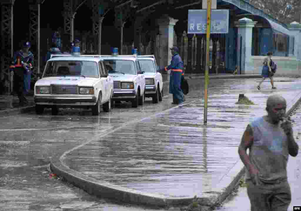 Tres automóviles patrulleros en La Habana (Cuba).