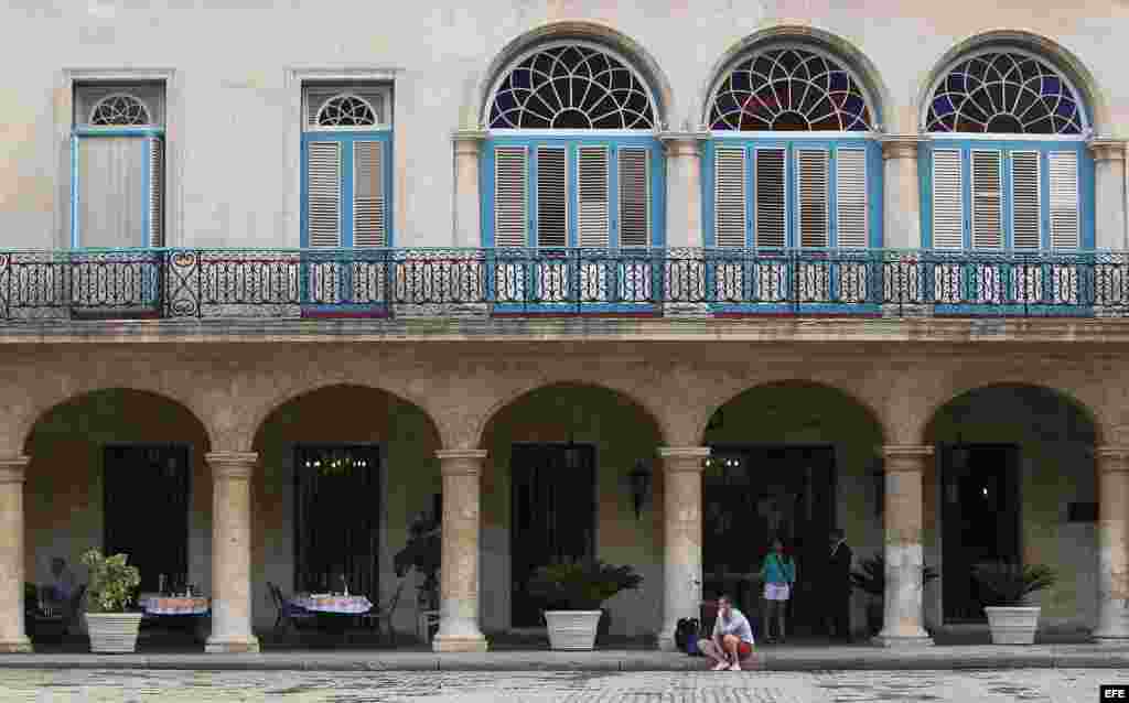 Fotografía de la fachada del Hostal Santa Isabel hoy, sábado 15 de noviembre de 2014, en la Plaza de Armas de La Habana (Cuba). La capital de la Isla cumple 495 años de fundada este domingo, 16 de noviembre.