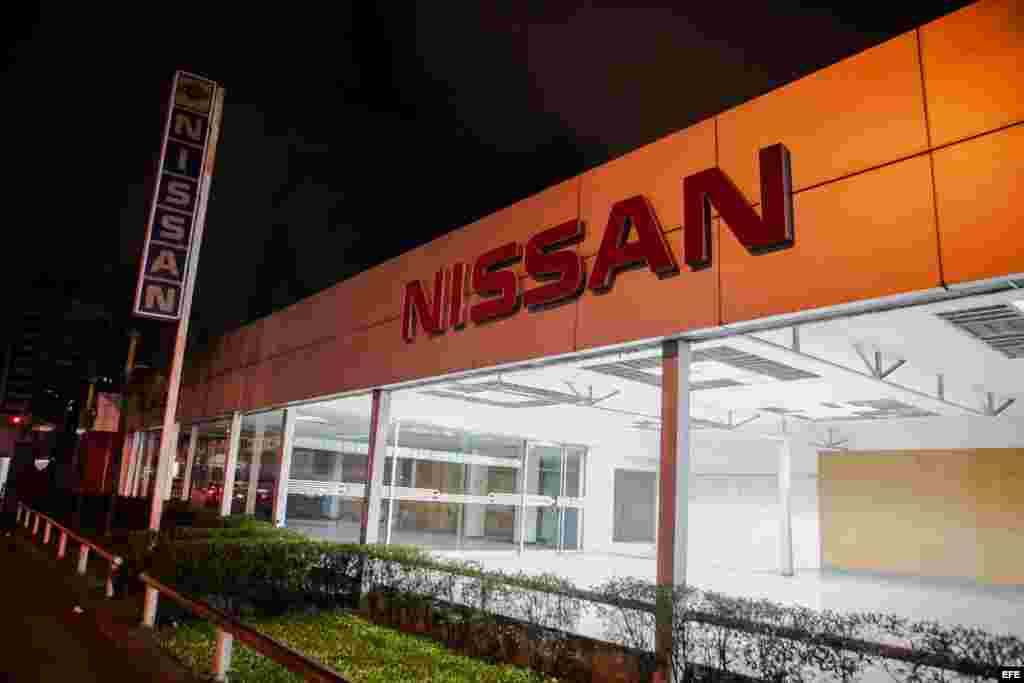 La vitrina vacía de un concesionario en Caracas.