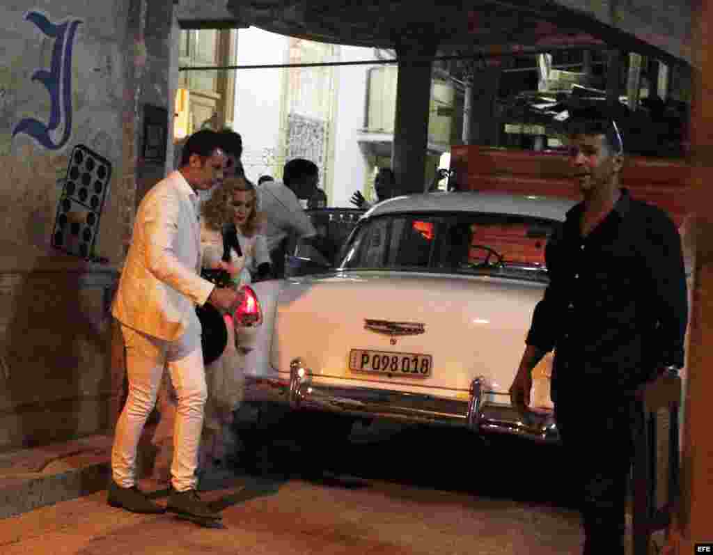 La cantante y compositora Madonna (2-i) llega hoy, martes 16 de agosto del 2016, al restaurante "La Guarida" en La Habana (Cuba). Madonna, que hoy cumple 58 años, celebró el día con un paseo por las pintorescas calles del lugar, que también recorrió a bo