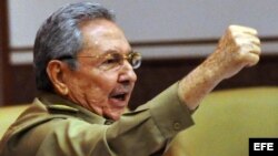Raúl Castro, saluda al concluir su discurso de clausura del segundo y último pleno de 2013 de la Asamblea Nacional de Cuba.