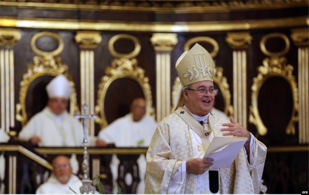El cardenal Jaime Ortega (c) celebra una misa hoy, 7 de mayo de 2016, en la Catedral de La Habana (Cuba), donde se despidió como Arzobispo de La Habana y en la que se leyó un mensaje del papa Francisco en el que el pontífice elogió sus esfuerzos en favor