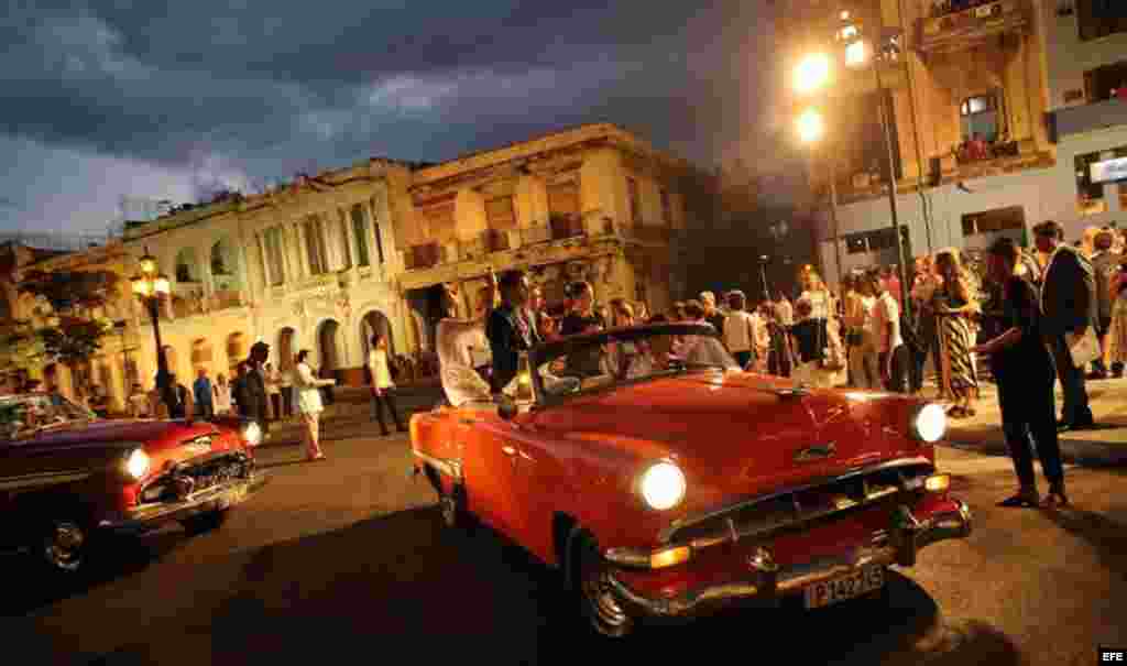 Invitados al primer desfile de la casa de moda Chanel en La Habana (Cuba) arriban al Paseo del Prado.