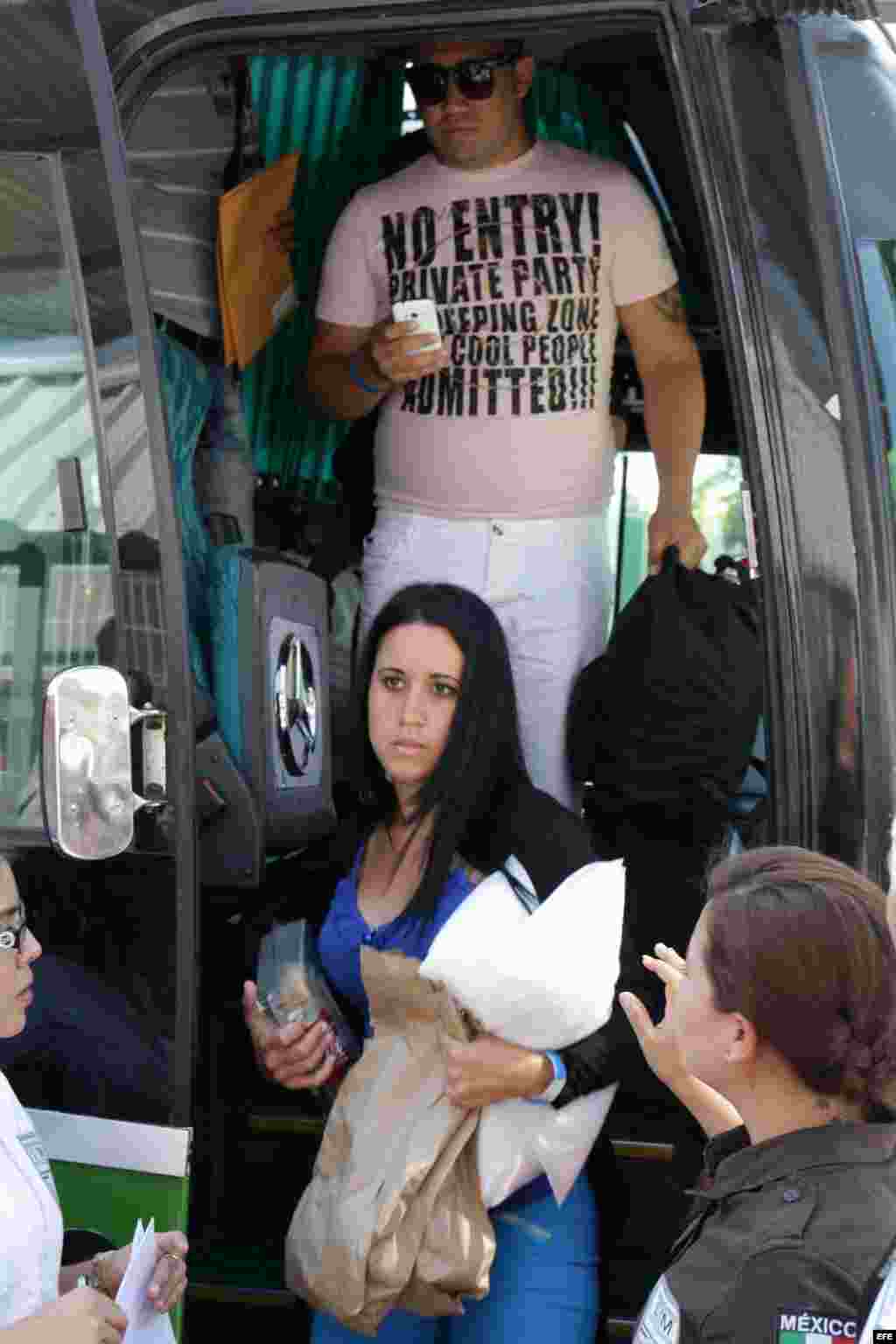 Ciudadanos cubanos llegan al trámite de registro ante las autoridades migratorias de México hoy, miércoles 13 de enero de 2016 en el cruce fronterizo de Ciudad Hidalgo de la ciudad de Tapachula del estado mexicano de Chiapas y Guatemala.