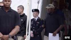 Bradley Manning (2d) a su salida de los juzgados de Fort George G. Meade, Maryland, EE UU.