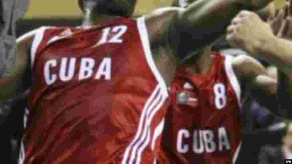 Tampoco pueden viajar sin un permiso de salida los "atletas de alto rendimiento, técnicos y entrenadores vitales para el movimiento deportivo cubano".