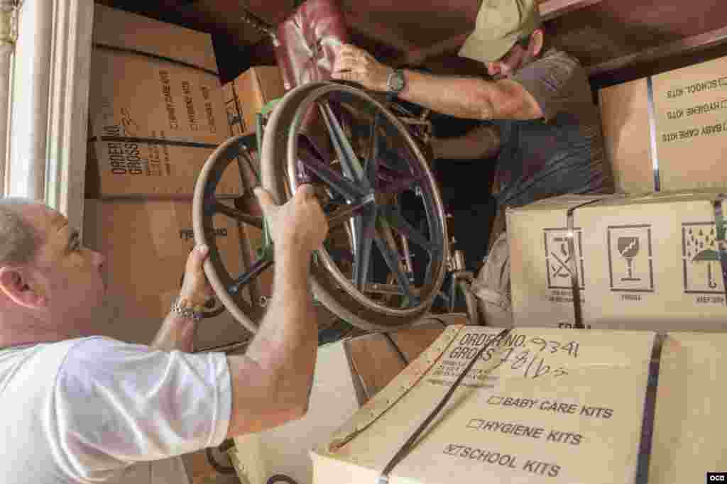 Desempacando las donaciones.