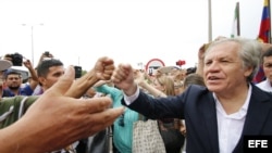 Almagro escucha a los venezolanos que transitan por paso fronterizo de Cúcuta, en Colombia.