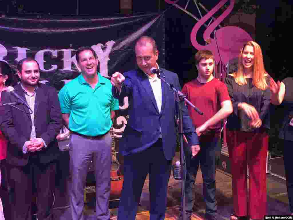 El congresista cubanoamericano Mario Díaz-Balart anuncia su victoria por amplio margen sobre la demócrata Mary Barzee Flores en las elecciones del 6 de noviembre de 2018.