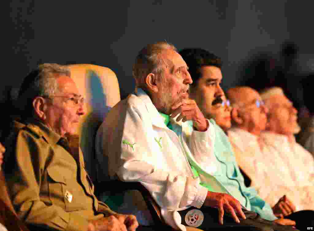 Fidel Castro (2-i), el gobernante Raúl Castro (i), y el de Venezuela, Nicolás Maduro (3-i) en La Habana por el aniversario 90 de Castro