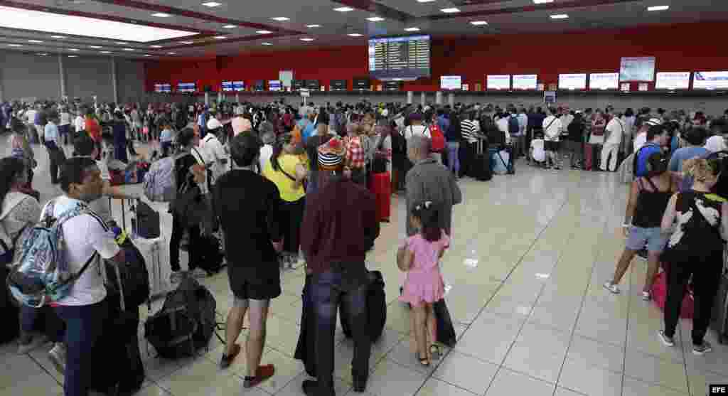 Turistas hacen fila en el aeropuerto José Martí hoy, martes 12 de septiembre de 2017, en La Habana (Cuba).