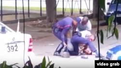 Antonio Rodiles inmovilizado por tres policías.