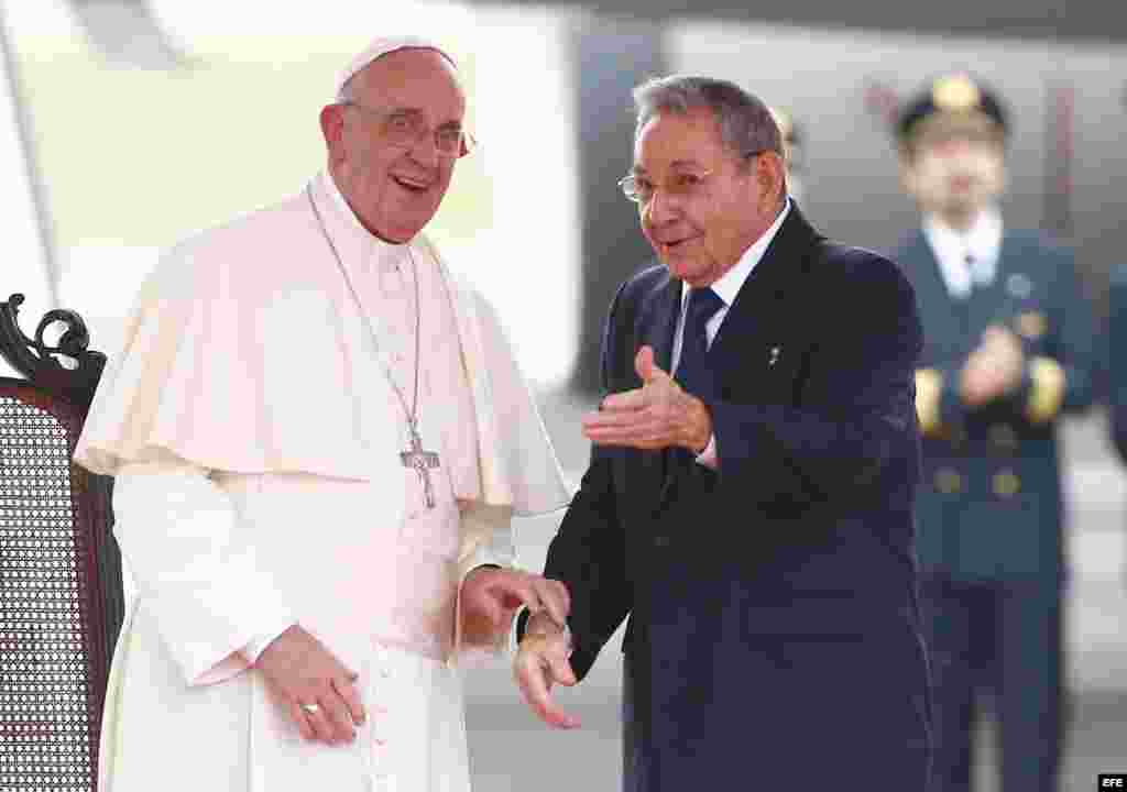 El Papa Francisco conversa con el gobernante cubano Raúl Castro.