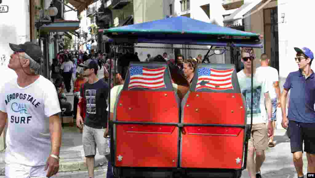 Turistas caminan por una calle de La Habana. 