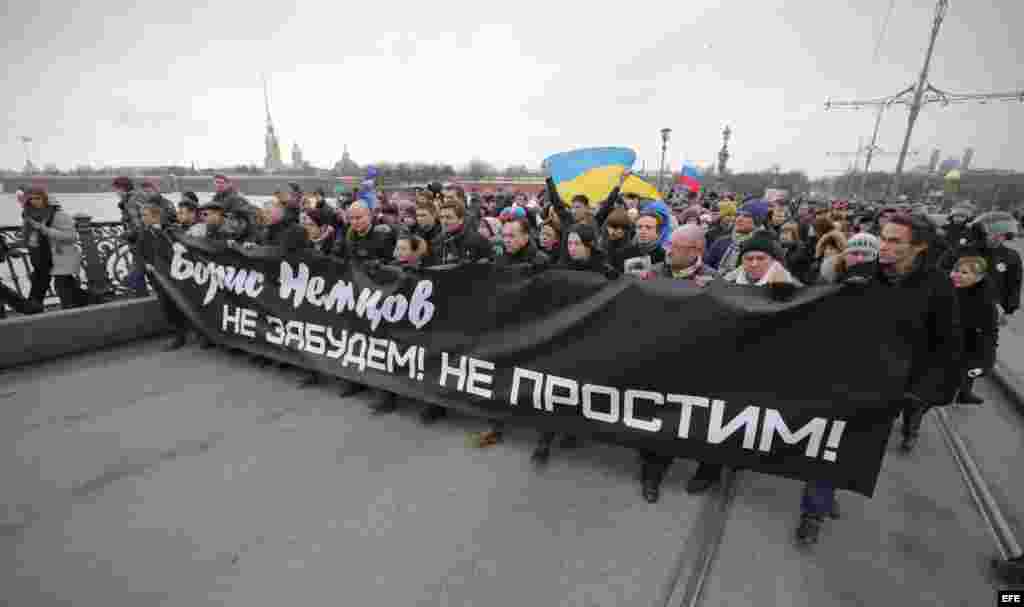 '"Boris Nemtsov, no te olvidamos, y no perdonamos", dice el letrero de los manifestantes.