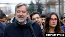 El candidato izquierdista Alejandro Guillier junto a Camila Vallejo