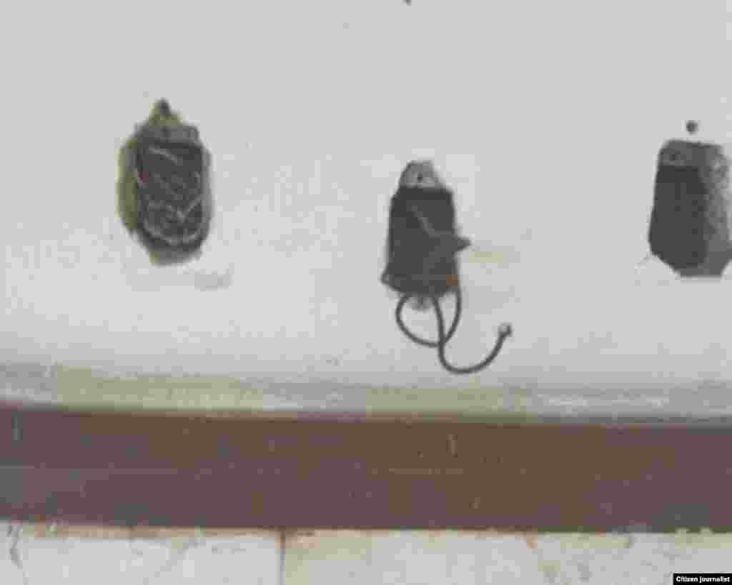  Cables eléctricos 'pelados' y fuera de su lugar que pueden provocar accidentes en el Hospital Celia Sánchez de Campechuela según muestra el ciudadano Rudi Batista.