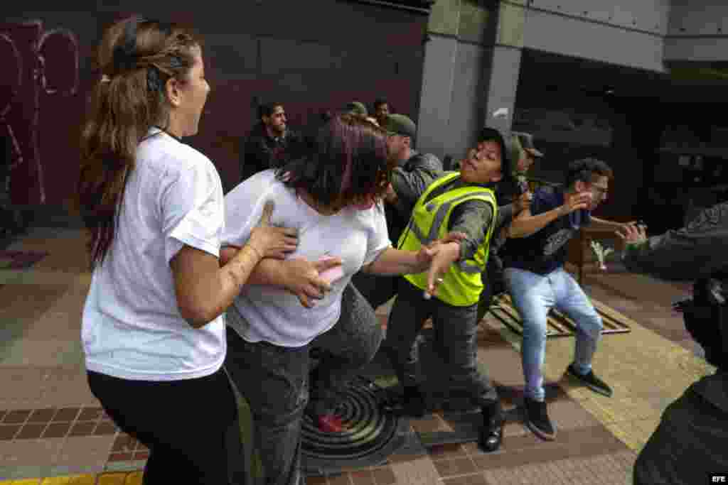 Estudiantes se manifiestan en rechazo a la decisión del Tribunal Supremo de asumir las competencias del Parlamento, hoy, viernes 31 de marzo de 2017, en Caracas (Venezuela). EFE/Cristian Hernández