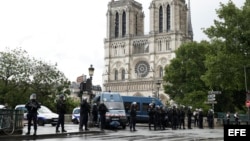 Miembros de la policía acordan las inmediaciones de la catedral de Notre Dame de París, Francia hoy 6 de junio de 2017 donde un agente disparó a un hombre que había intentado agredirle en la explanada frente a la catedral de Notre Dame de París.