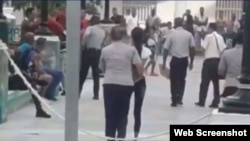 Los adolescentes fueron esposados y golpeados durante la detención, según denunció uno de ellos.