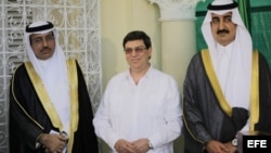 El príncipe saudí, Khaled Bin Saud Bin Khaled Al-Saud (d) y el canciller cubano, Bruno Rodríguez Parrilla (c) en febrero pasado durante la inauguración de la embajada de ese país en La Habana.