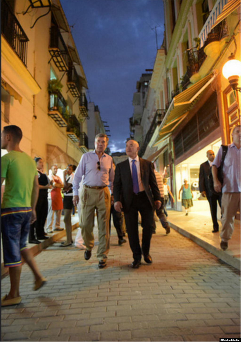 Mayorkas en la calle Obispo.