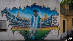Un mural con la imagen del futbolista Lionel Messi decora el barrio de Las Heras, donde vivía, en Rosario, Argentina. (Foto AP/Rodrigo Abd)