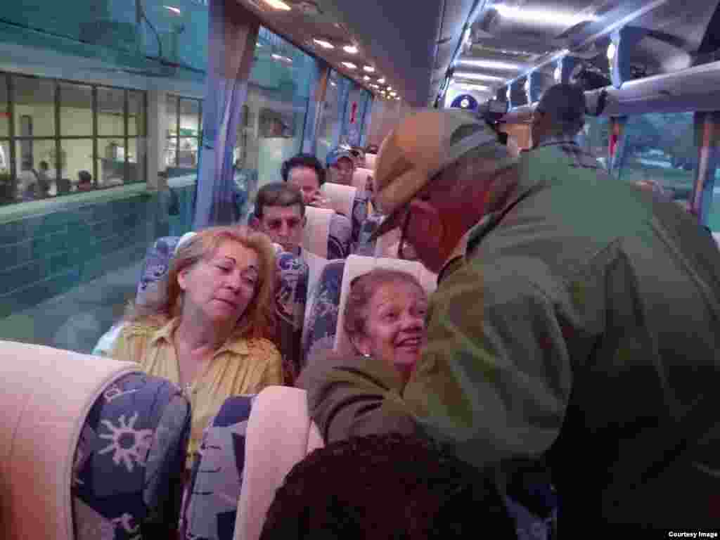 Omnibus con los familiares de las víctimas del accidente de Cubana.