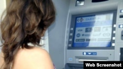 Una mujer usa un cajero automático en Cuba