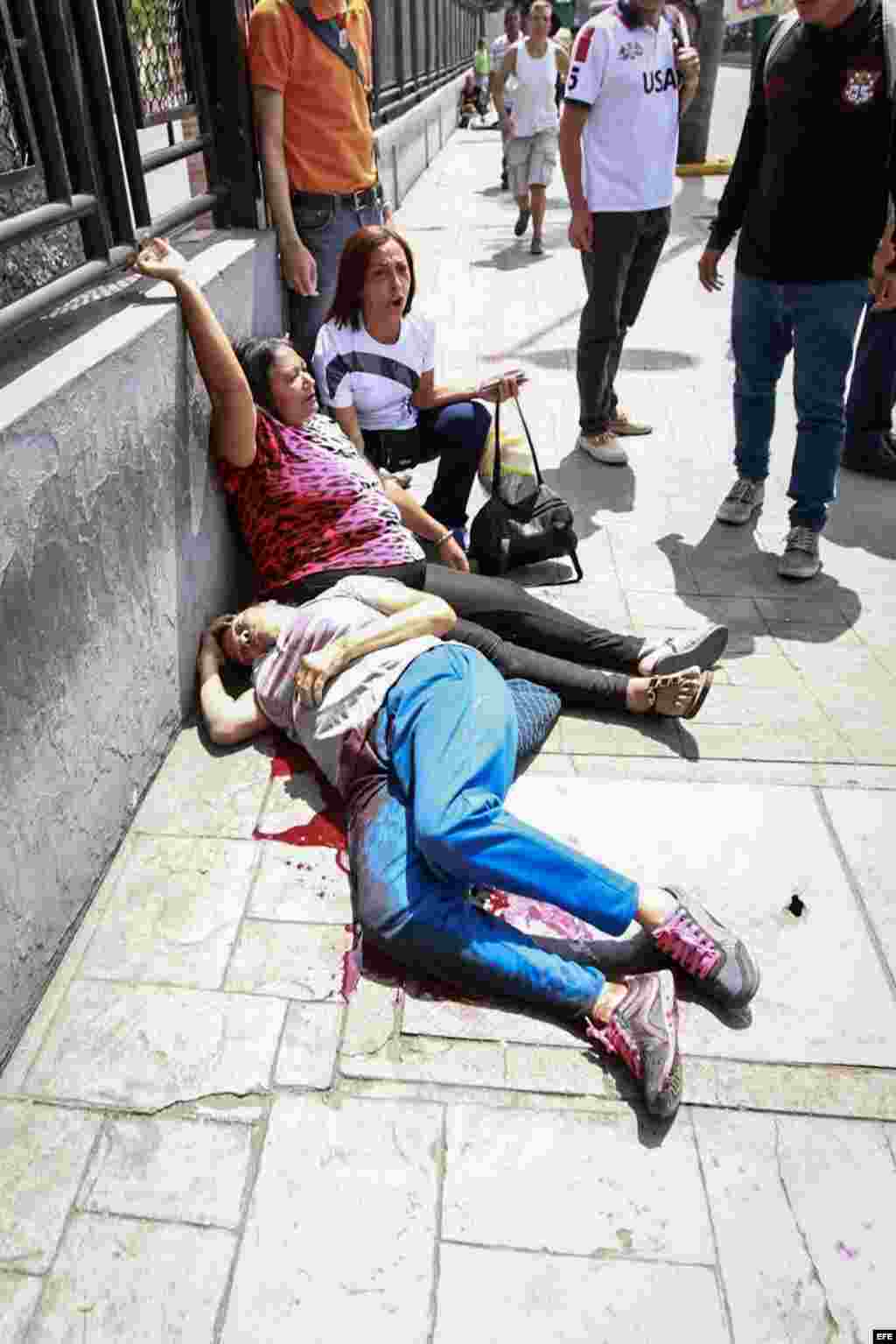 Un grupo de personas adeptas al oficialismo se enfrentan a personas opositoras al gobierno nacional durante la consulta popular Un grupo de personas adeptas al oficialismo se enfrentan a personas opositoras al gobierno durante consulta popular