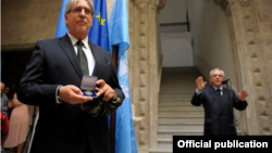 El Sr. Herman Portocarrero,Embajador jefe de la Delegación de la Unión Europea en Cuba y Eusebio Leal (der. al fondo).