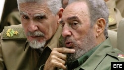 El comandante cubano Ramiro Valdés junto a Fidel Castro.