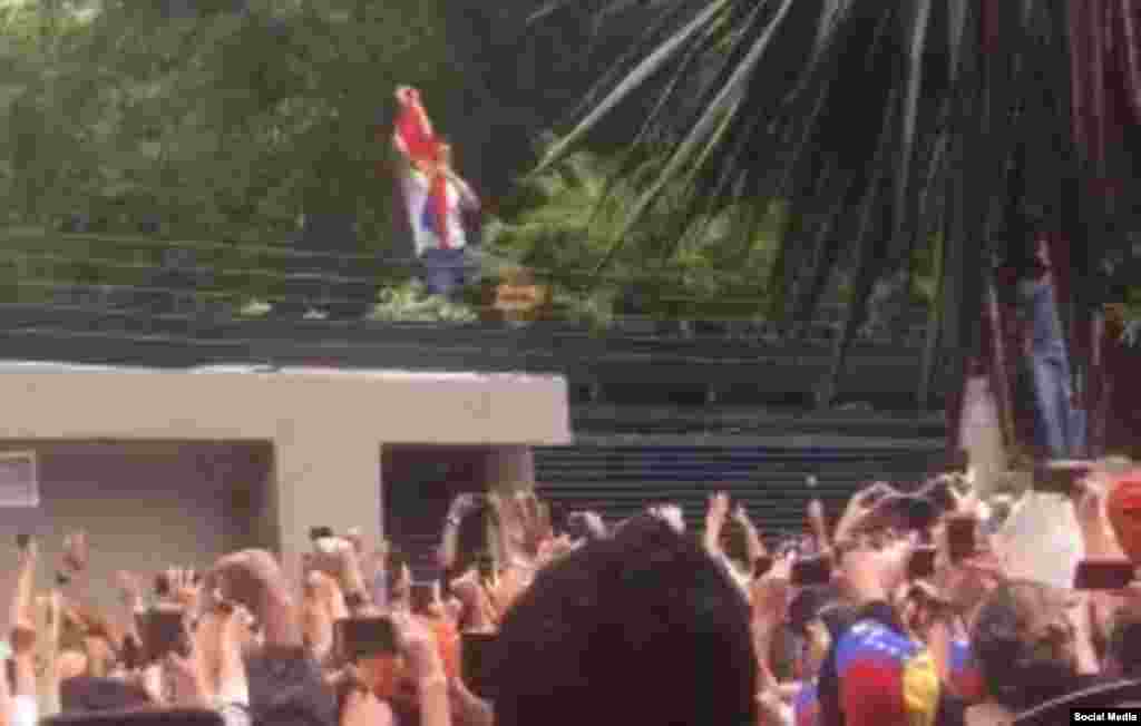 Leopoldo López saluda a sus seguidores.