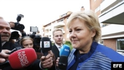 Medios de comunicación entrevistan a la recién electa primera ministra de Noruega, Erna Solberg (c), cerca de su casa, en Oslo (Noruega).