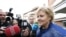 Medios de comunicación entrevistan a la recién electa primera ministra de Noruega, Erna Solberg (c), cerca de su casa, en Oslo (Noruega). 