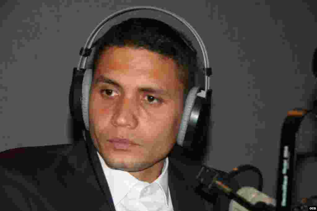 Eliecer Ávila en los estudios de Radio Martí