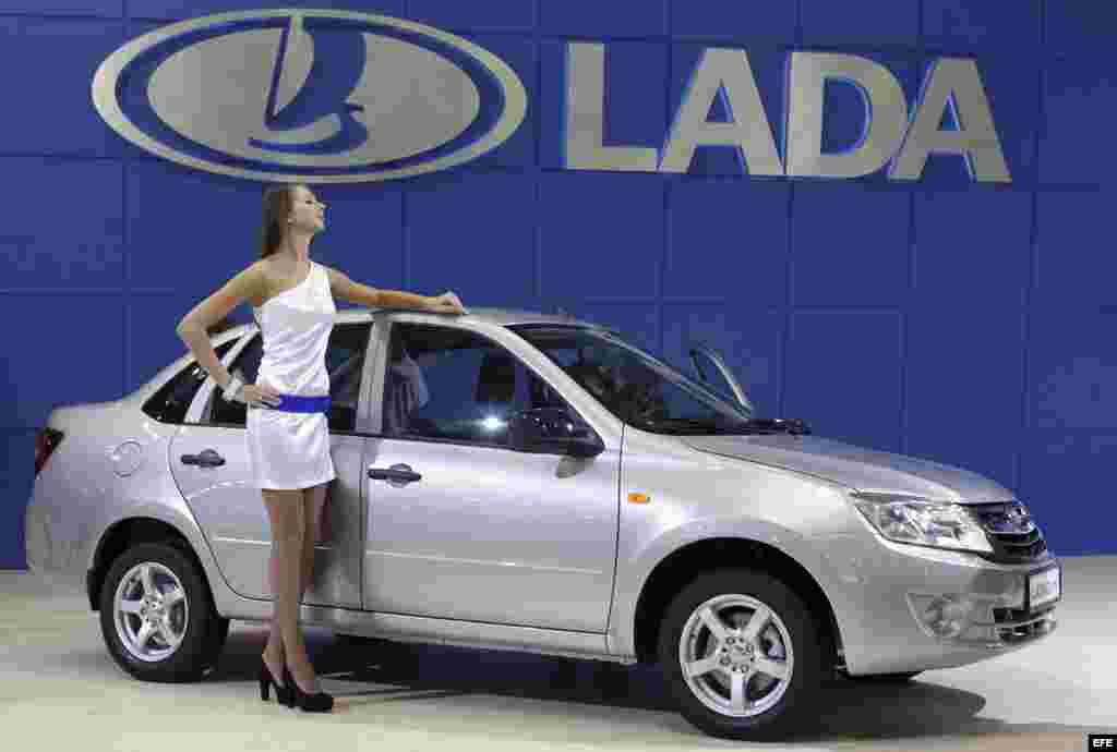 Una modelo posa para los fotógrafos junto con el nuevo Lada Granta de AvtoVAZ durante una presentación.