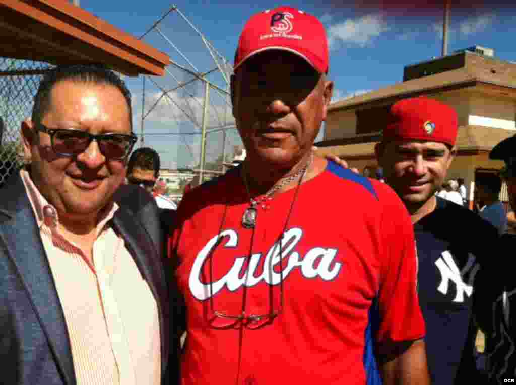 .Antonio Muñoz y Edemio Navas, de Martinoticias, durante el "Juego del Reencuentro" de ex-peloteros cubanos.