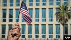 Una bandera de EEUU frente al edificio de la embajada de EEUU en La Habana.