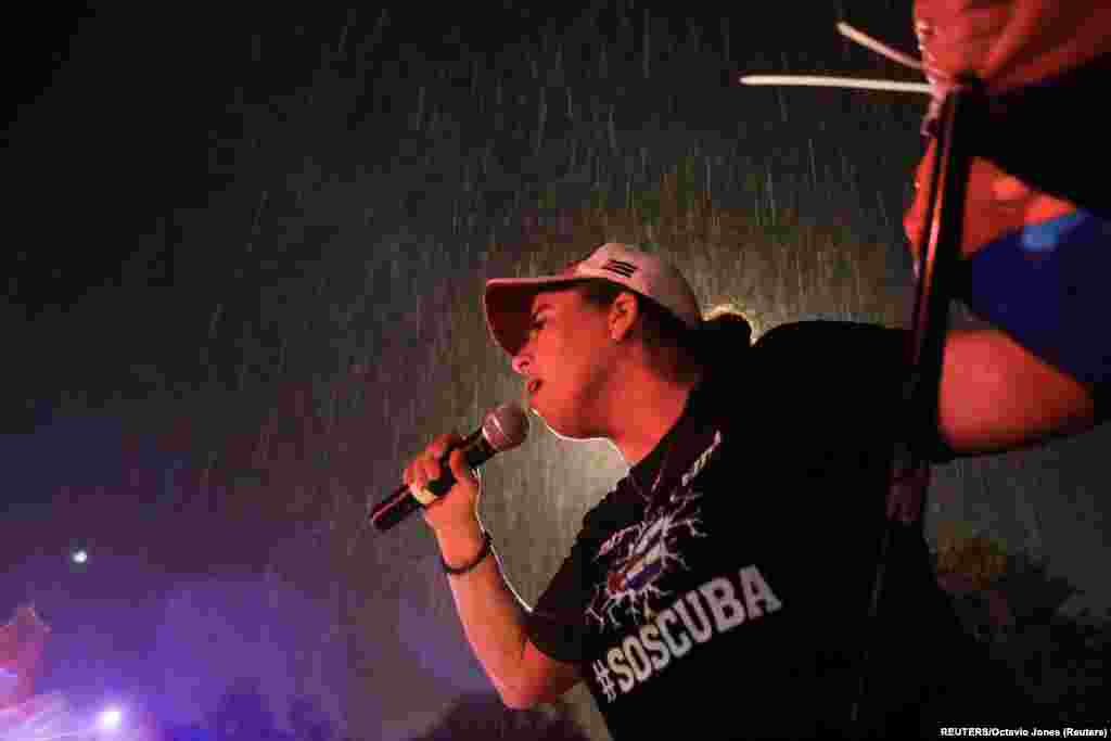 Una mujer sostiene una bandera cubana durante la protesta contra el gobierno cubano en Tampa, FL. Foto: REUTERS/Octavio Jones.