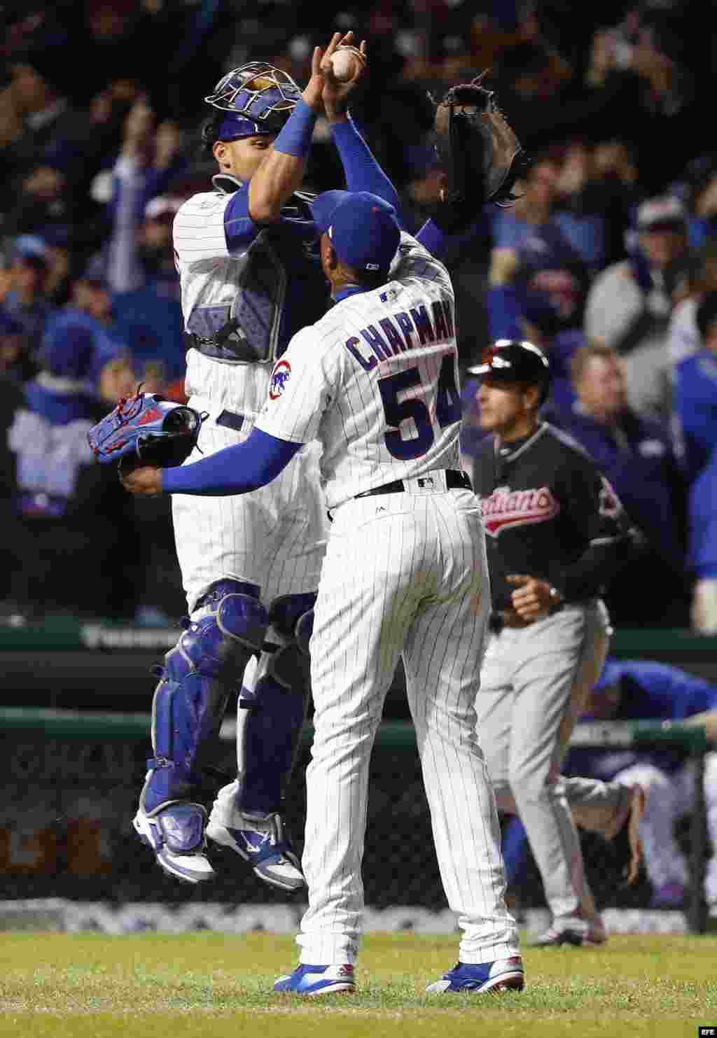 Chapman celebra la victoria la noche del domingo 30 de octubre en el Wrigley Field, de Chicago.