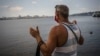 Un hombre reza por protección frente a la Bahía de La Habana. (AP/Ramon Espinosa)