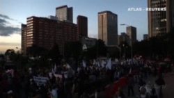 Miles de estudiantes colombianos se manifiestan por la paz Miles de estudiantes colombianos se manifiestan por la paz