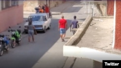 Una patrulla de la policía frente a la vivienda de Katerine Mojena.