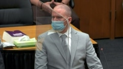 El expolicía de Minneapolis Derek Chauvin escucha los testimonios de los familiares de Floyd durante la audiencia final del juicio en su contra. REUTERS