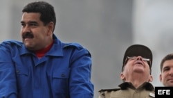 Los presidentes de Cuba y Venezuela, Raúl Castro (d) y Nicolás Maduro (i), respectivamente, durante el desfile por el día de los trabajadores en La Habana (Cuba).