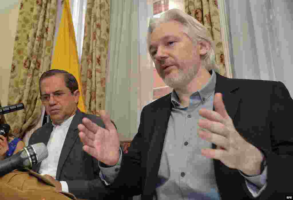 El fundador de Wikileaks, Julian Assange (dcha), y el ministro ecuatoriano de Exteriores, Ricardo Patiño (izda), ofrecen una rueda de prensa en la embajada de Ecuador en Londres (Reino Unido).
