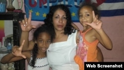 Aymara Nieto junto a sus hijas, en una imagen de archivo.